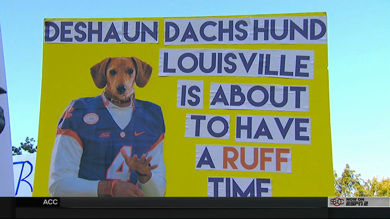 Illustration for article titled Here Is Your Clemson College GameDay Sign Roundup